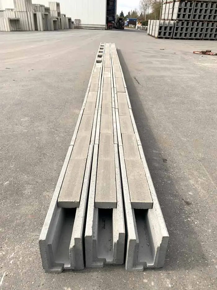 Lange Beton Kabeltrog Deckel in einer geraden Linie auf dem Boden angeordnet.