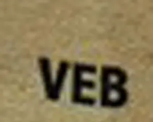 Schriftzug 'VEB' in schwarzer Schrift auf einer beige Oberfläche.