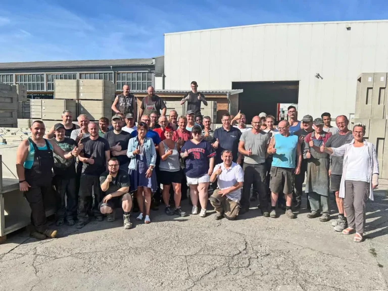 Gruppe von Mitarbeitern des Beweka-Teams, die gemeinsam im Freien posieren.