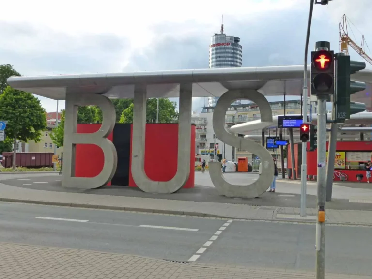 Große Buchstaben 'BUS' am Busbahnhof in Jena, mit einer Ampel im Vordergrund.